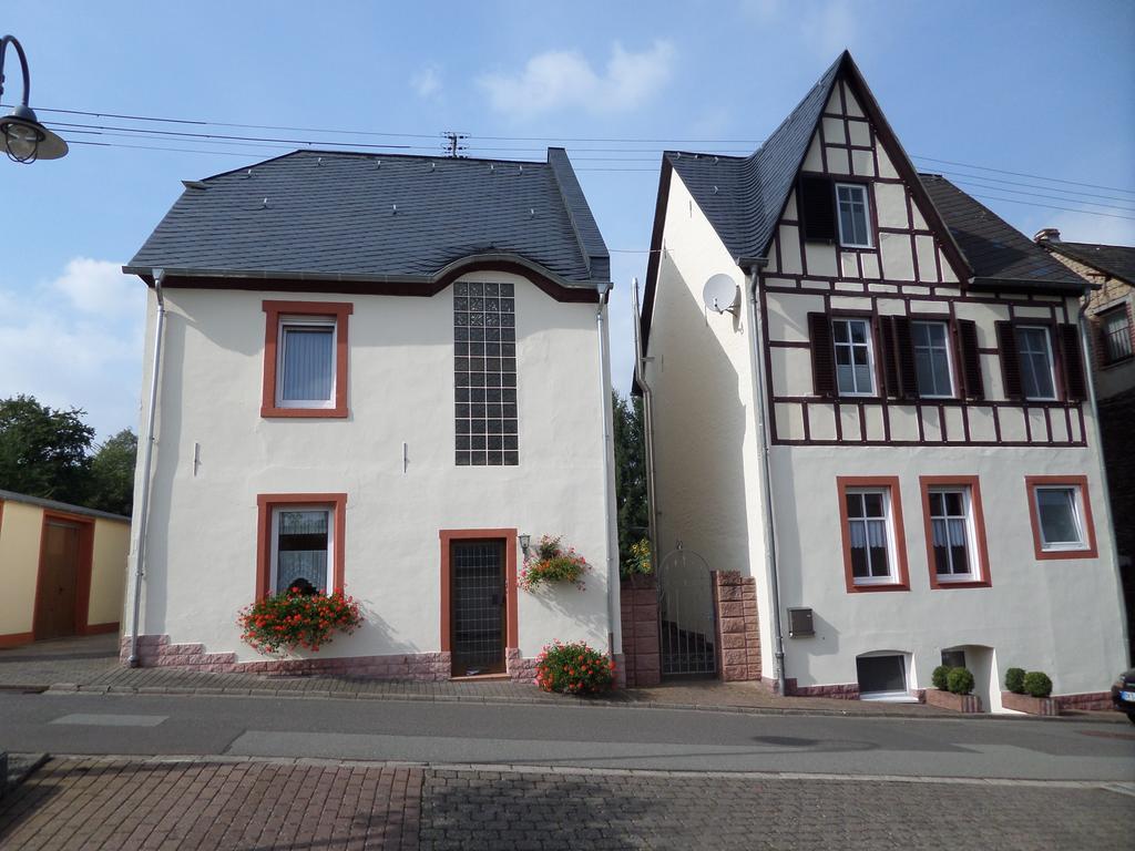 Ferienwohnungen Und Gaestezimmer Peter Busch 베른카슈텔쿠에스 외부 사진