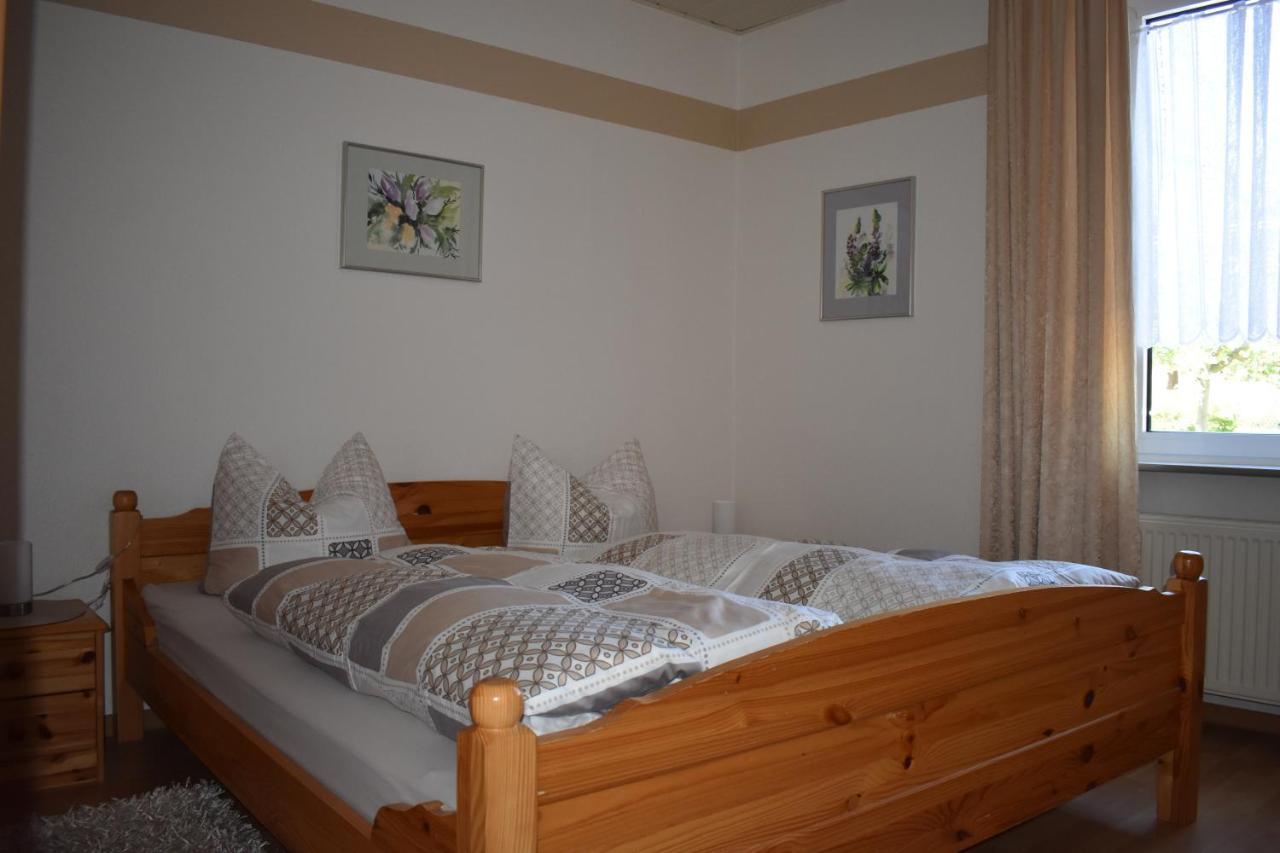 Ferienwohnungen Und Gaestezimmer Peter Busch 베른카슈텔쿠에스 외부 사진